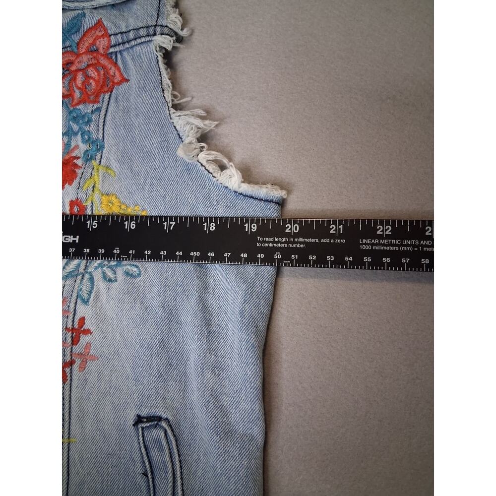 Andrée Embroidered Floral Denim Vest Women's Medium Light Wash Frayed Sleeveless - Picture 6 of 8